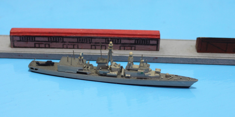 Fregatte Typ 122 "Bremen" vor Indienststellung mit Heli (1 St.) D 1981 Hansa S 337